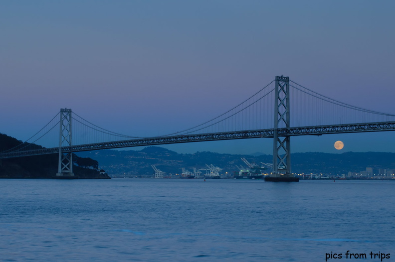 full moon _amp_ Bay Bridge2010d16c078.jpg